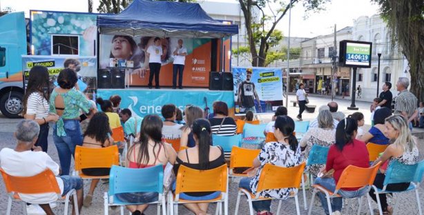 Durante a a&ccedil;&atilde;o na pra&ccedil;a, houve a apresenta&ccedil;&atilde;o da pe&ccedil;a teatral &lsquo;Seguran&ccedil;a sempre&rsquo;, quiz com pr&ecirc;mios, distribui&ccedil;&atilde;o de panfletos e a presen&ccedil;a do mascote Z&eacute; da Luz