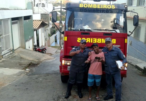 O trabalhador recuperou a carteira e o salário do mês com a ajuda dos Bombeiros