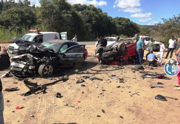 O impacto da colisão frontal destruiu os dois veículos e deixou três feridos