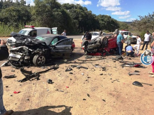 O impacto da colis&atilde;o frontal destruiu os dois ve&iacute;culos e deixou tr&ecirc;s feridos