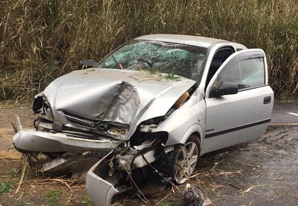 O Astra cinza, bateu em uma árvore e deixou três pessoas feridas levemente