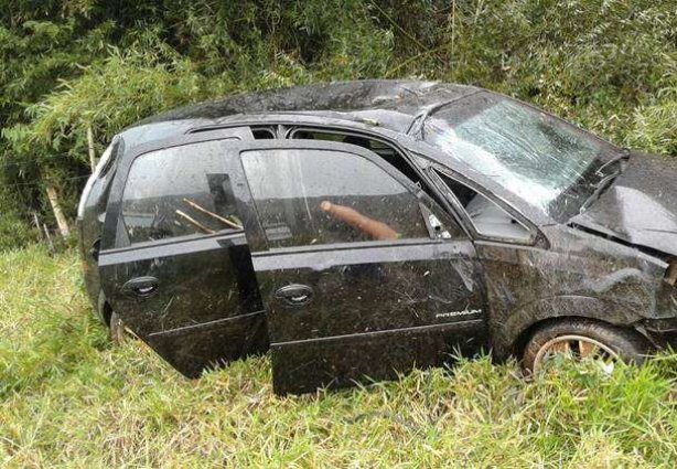 O veículo Chevrolet Meriva perdeu o controle da direção e caiu em uma ribanceira no Km 777 da BR-116