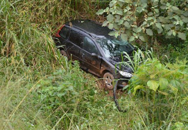 Três pessoas estavam no carro e não se machucaram