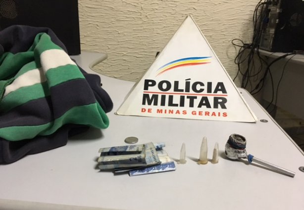 A blusa usada pelo suposto assaltante, dinheiro, drogas e cachimbo para fumar crack também estavam com ele