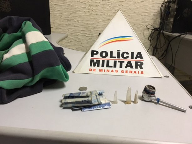 A blusa usada pelo suposto assaltante, dinheiro, drogas e cachimbo para fumar crack tamb&eacute;m estavam com ele