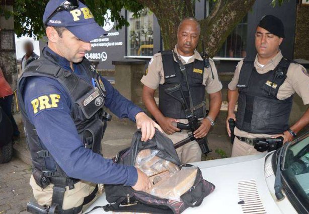 A droga foi descoberta dentro de uma mochila preta que estava com o condutor do veículo