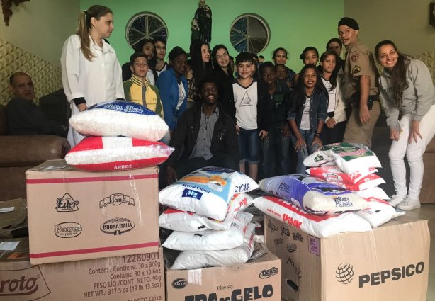 Os alunos passaram o dia em Miraí e Muriaé, fazendo doações e participando de entrevistas em uma emissora de rádio