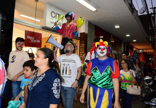 Os palhaços saíram às ruas cantando e alegrando o público que parou para vê-los passar