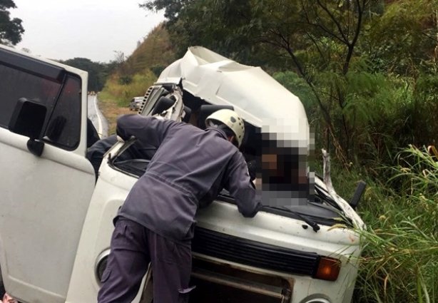 A parte de trás da carroceria da carreta acertou em cheio a Kombi que vinha em sentido contrário na pista