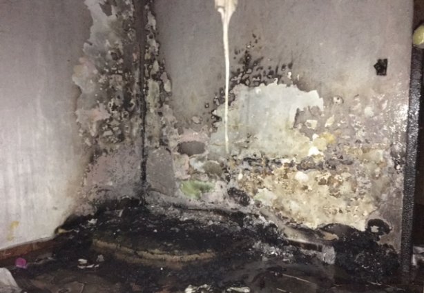 O fogo destruiu toda a sala da residência e o forro do telhado