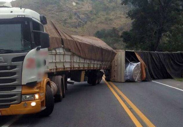 A carreta ficou atravessada na pista, mas ninguém se feriu em decorrência do acidente