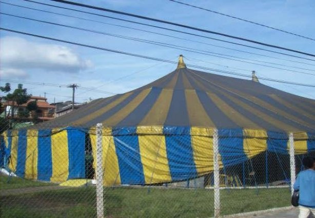 O circo deixou a cidade na calada da noite sem devolver as cadeiras e mesas que havia alugado (foto ilustrativa)