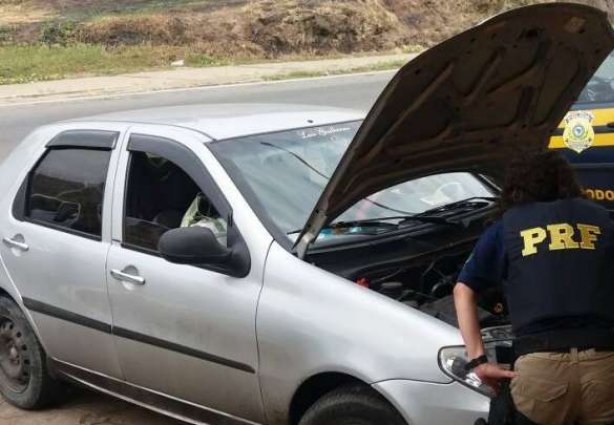 O veículo estava com placas do Ceará e seu motorista foi levado para a Delegacia de Polícia Civil de Leopoldina