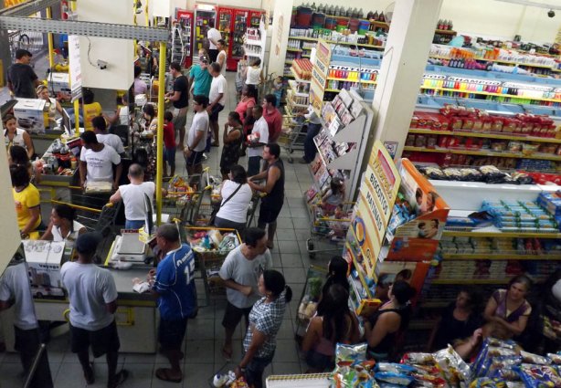 De acordo com o decreto presidencial, os supermercados poderão abrir aos domingos e feriados sem burocracia