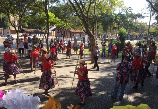 A dança do Bate Pau foi uma das atrações da Abertura da Jornada Cultural em Cataguases, na manhã deste domingo