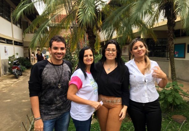 Os estudantes que desenvolvem o projeto com a direção da Escola Professor Quaresma