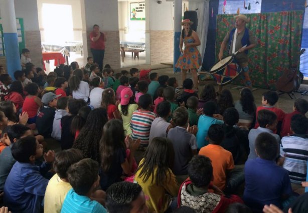 O Grupo Pera se apresenta na escola do município de Reduto, com o projeto Zé da Luz