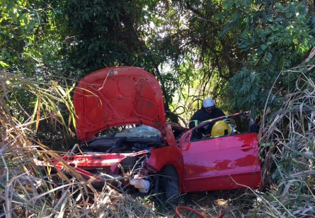 Após esperar por mais de cinco horas pelo resgate, os Bombeiros retiraram a vítima do veículo