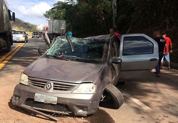 O carro ficou bastante danificado com a capotagem e o choque contra a árvore