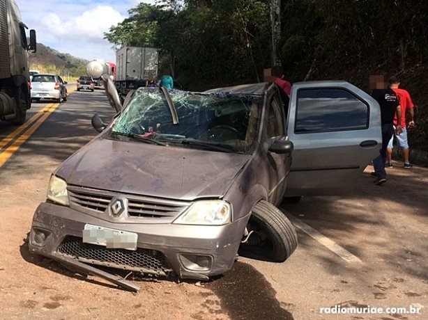 O carro ficou bastante danificado com a capotagem e o choque contra a &aacute;rvore