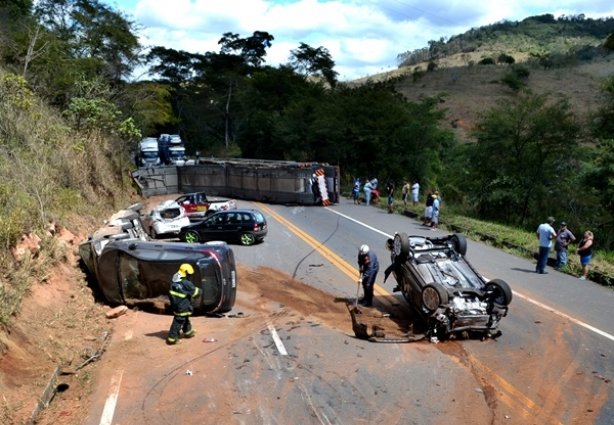 Apesar da destruição de vários carros, o acidente não deixou ninguém ferido