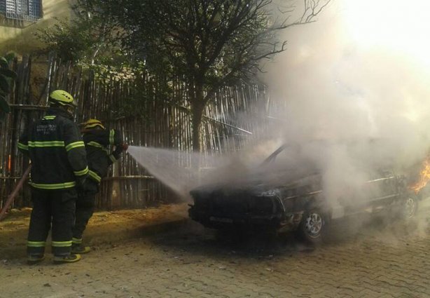 O veículo pegou fogo desligado e as causas serão investigadas pela Polícia 