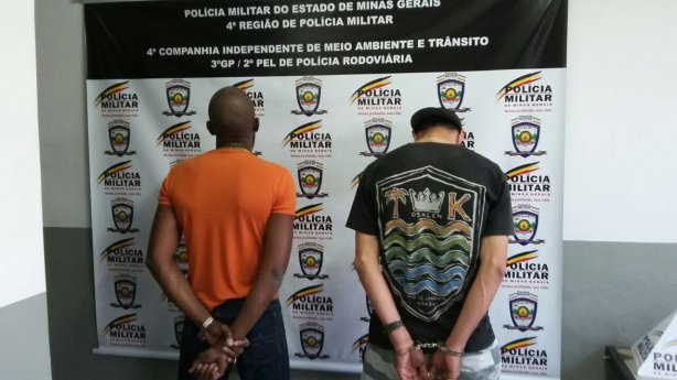 Os dois homens foram presos por que estavam com duas armas dentro do ve&iacute;culo.