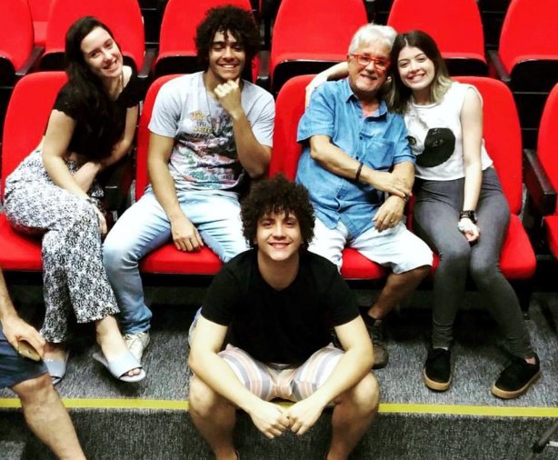 O elenco da pe&ccedil;a com o seu autor e diretor, Carlos S&eacute;rgio Bittencourt em um dos intervalos dos ensaios