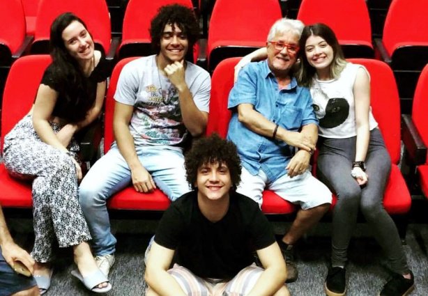 O elenco da peça com o seu autor e diretor, Carlos Sérgio Bittencourt em um dos intervalos dos ensaios