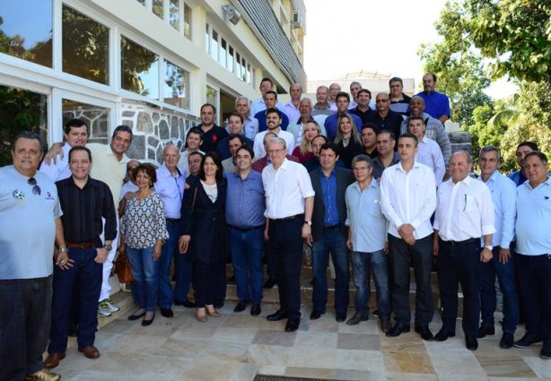 Após o encontro os convidados se reuniram para uma foto oficial nas escadarias do Hotel