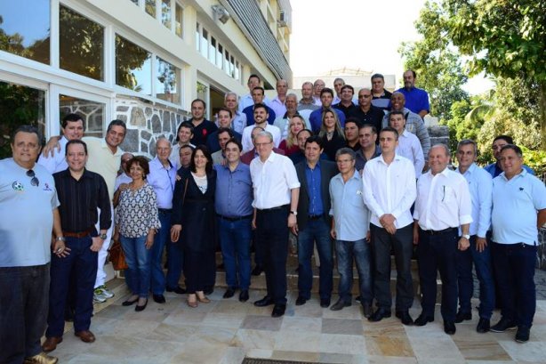 Ap&oacute;s o encontro os convidados se reuniram para uma foto oficial nas escadarias do Hotel