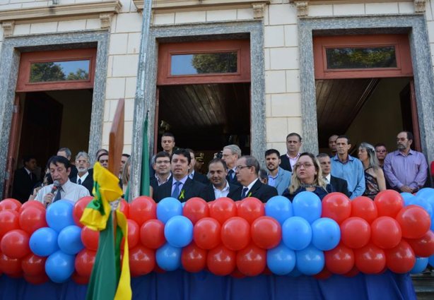 Autoridades civis e militares participaram da Hora Cívica, principal solenidade comemorativa do aniversário do município