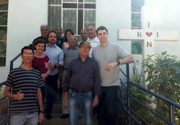 O deputado Eros Biondini com o vereador Hercyl Salgado e a direção do Projeto Ricardinho