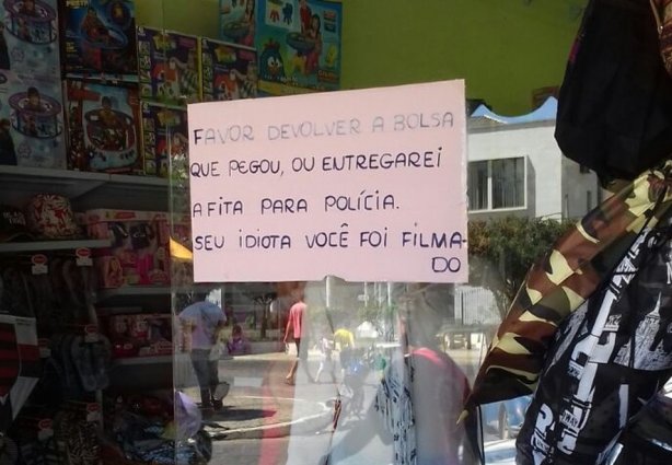 O cartaz avisa ao ladrão que se não devolver o objeto furtado, terá sua imagem divulgada para a Polícia