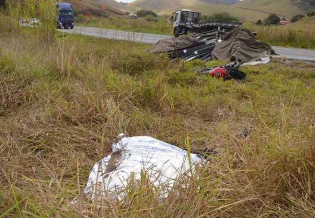 O motociclista passava no momento em que a carga se soltou, caindo sobre ele