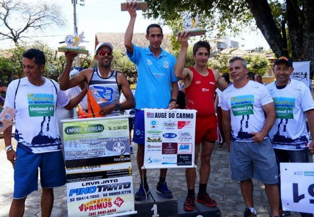 Os vencedores da prova masculina ao lado do secretário de Esportes, José Vítor Lima