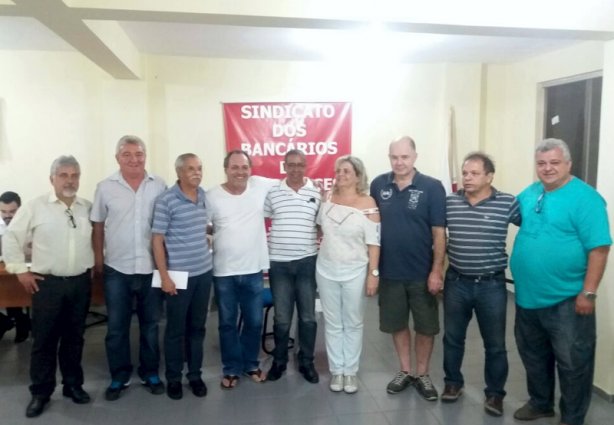 Ao centro na foto, toda de branco, Elizete, a nova presidente eleita do Sindicato dos Bancários de Cataguases e Região