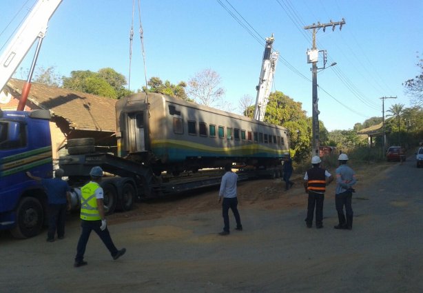 Operação de retirada do vagão da carreta e sua colocação nos trilhos