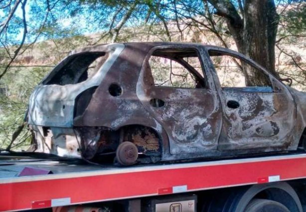 A proprietária do imóvel que descobriu o veículo todo destruído pelo fogo