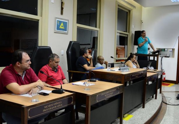 O Secretário de Saúde, Eliermes Teixeira, durante seu pronunciamento sobre a situação dos dentistas do município