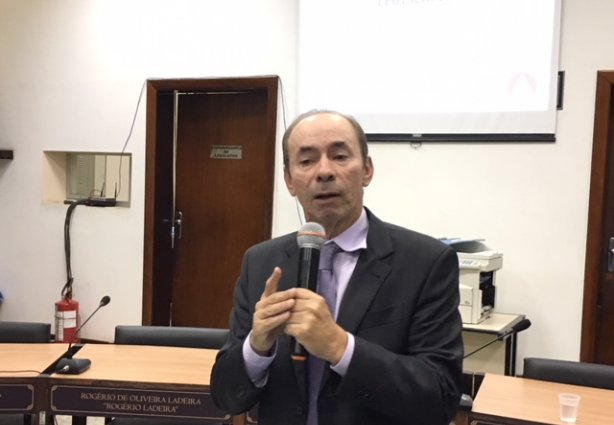 O professor Antônio Calhau fez a abertura do evento e a primeira palestra