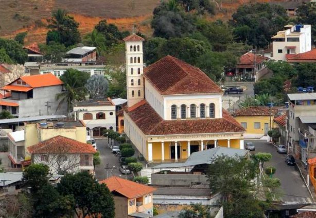 Vista parcial de Guidoval tendo em destaque a igreja de San'Anna