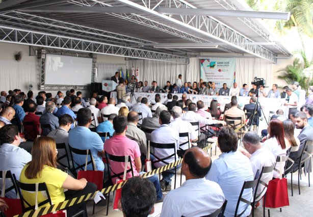 Participaram do encontro várias autoridades, entre elas 49 prefeitos e prefeitas e 47 vereadores, além de servidores municipais