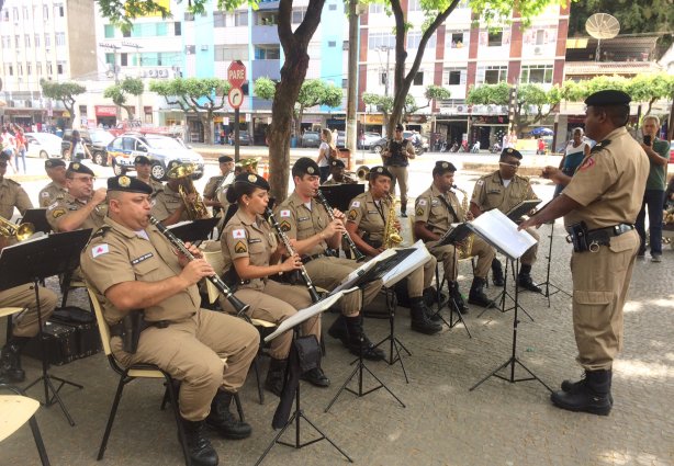 Com um repertório variado, a banda do 21º Batalhão da PM de Ubá animou a tarde na Chácara Dona Catarina