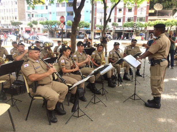 Com um repert&oacute;rio variado, a banda do 21&ordm; Batalh&atilde;o da PM de Ub&aacute; animou a tarde na Ch&aacute;cara Dona Catarina