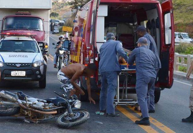 O acidente aconteceu após o estouro do pneu dianteiro da moto