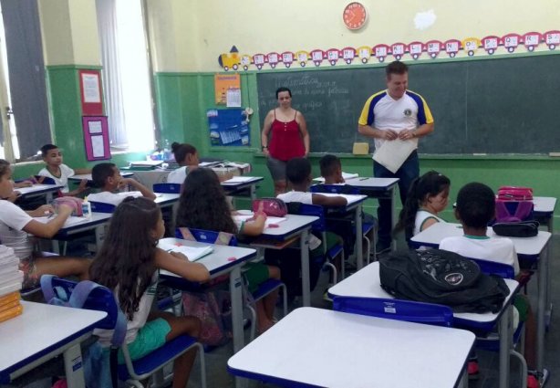 Quinhentas crianças, alunas da escola, fizeram os exames de vista promovidos pelo Lions Clube de Cataguases