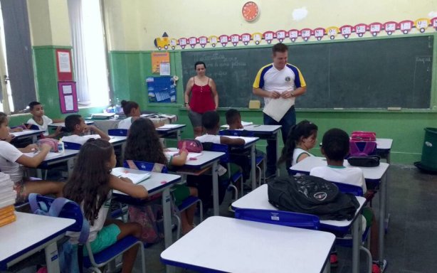 Quinhentas crian&ccedil;as, alunas da escola, fizeram os exames de vista promovidos pelo Lions Clube de Cataguases