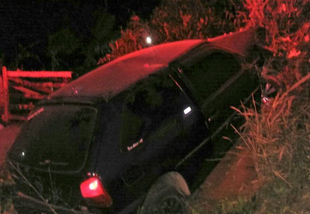 O carro bateu de frente contra o barranco ferindo seus dois ocupantes