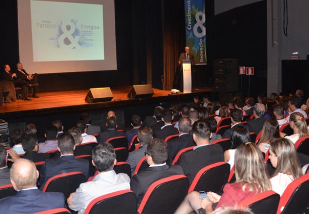 O presidente da Energisa Minas Gerais, Eduardo Mantovani, discursa para uma plateia atenta